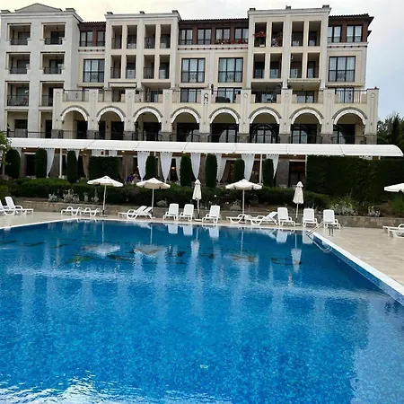 شقة студио комфорт, смокиня,созопол,затворен комплекс,4 басейна, 1-ва линия море *