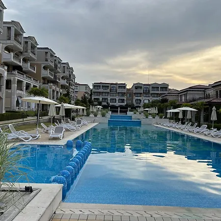 студио комфорт, смокиня,созопол,затворен комплекс,4 басейна, 1-ва линия море شقة *