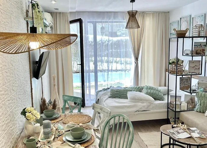 Апартаменты студио комфорт, смокиня,созопол,затворен комплекс,4 басейна, 1-ва линия море