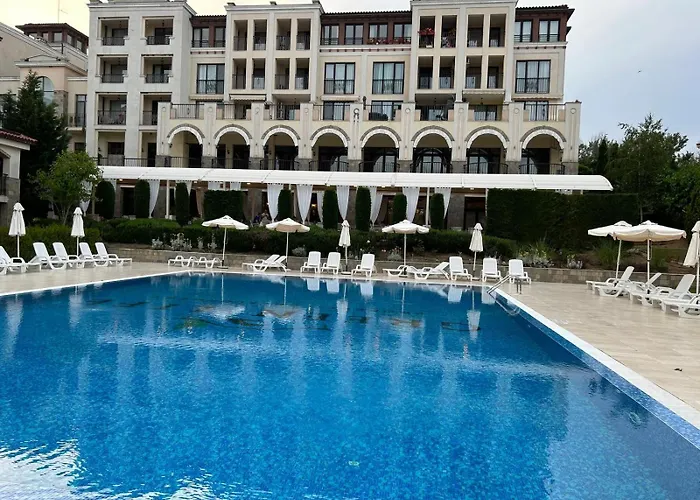 Апартаменты студио комфорт, смокиня,созопол,затворен комплекс,4 басейна, 1-ва линия море *