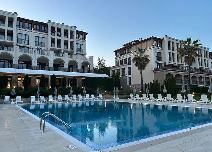 студио комфорт, смокиня,созопол,затворен комплекс,4 басейна, 1-ва линия море * Созополь